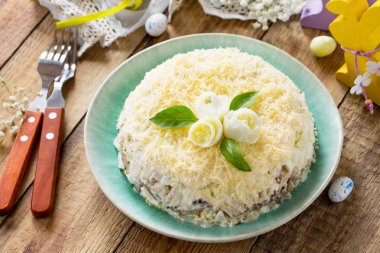 Festival Aperatif Paskalya masada. Yumurta, tavuk, mantar ve peynir salatası.