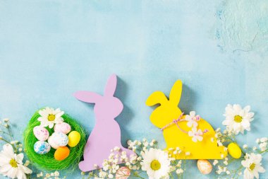 Mutlu paskalya kartı tebrik Paskalya arka plan. Paskalya yumurtaları, Paskalya yumurta şirin tavşanı ve çiçekler. Üst görüntülemek düz yatıyordu arka plan. Kopya alanı