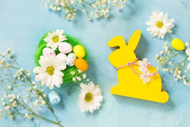 Paskalya arka plan kartı Paskalya Paskalya yumurtaları ve bahar çiçekleri ile sevimli tavşan yumurta. Üst görüntülemek düz yatıyordu arka plan.
