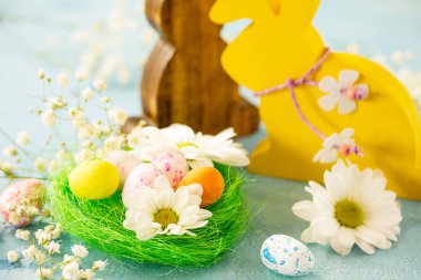 Mutlu paskalya kartı tebrik Paskalya arka plan. Paskalya yumurtaları, Paskalya yumurta şirin tavşanı ve çiçekler