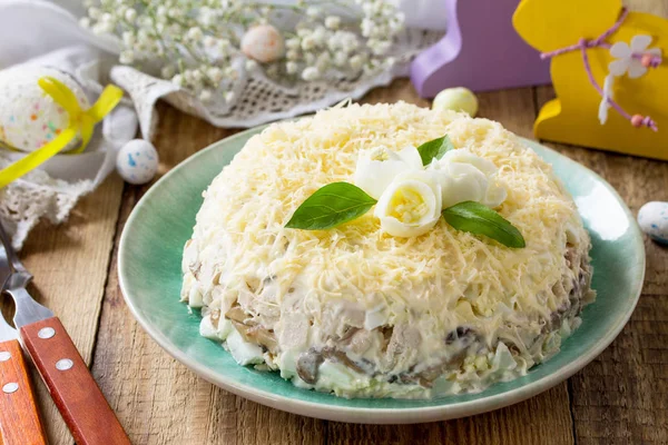 Festival Aperatif Paskalya masada. Yumurta, tavuk, mantar ve peynir salatası.