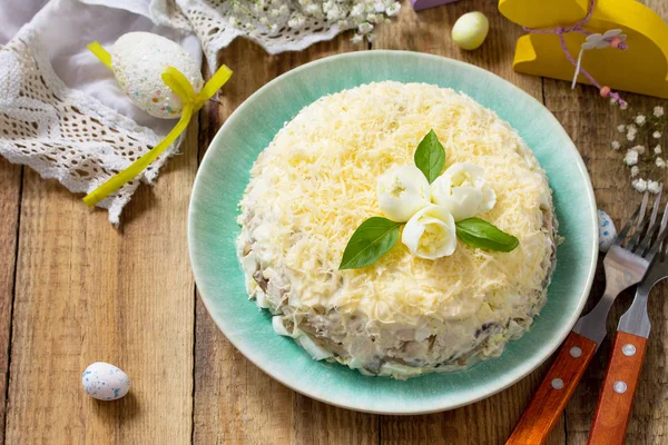 Spuntino Festivo Tavolo Easter Insalata Con Uova Pollo Funghi Formaggio — Foto Stock
