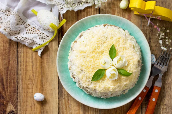 Lanche Festivo Mesa Páscoa Salada Com Ovos Frango Cogumelos Queijo — Fotografia de Stock