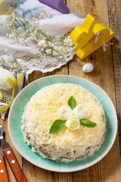 Festival Aperatif Paskalya Masada Yumurta Tavuk Mantar Peynir Salatası — Stok fotoğraf