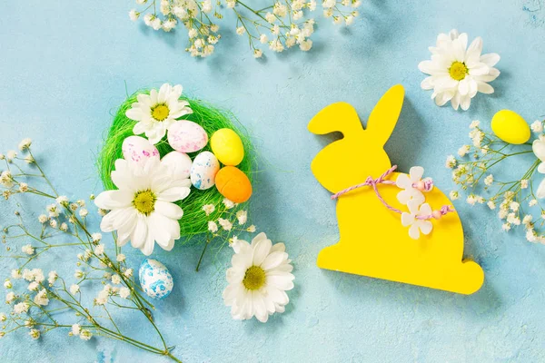 Paskalya arka plan kartı Paskalya Paskalya yumurtaları ve bahar çiçekleri ile sevimli tavşan yumurta. Üst görüntülemek düz yatıyordu arka plan.