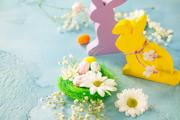 Paskalya arka plan. Paskalya Paskalya yumurtaları ve bahar çiçekleri ile sevimli tavşan yumurta. Kopya alanı.