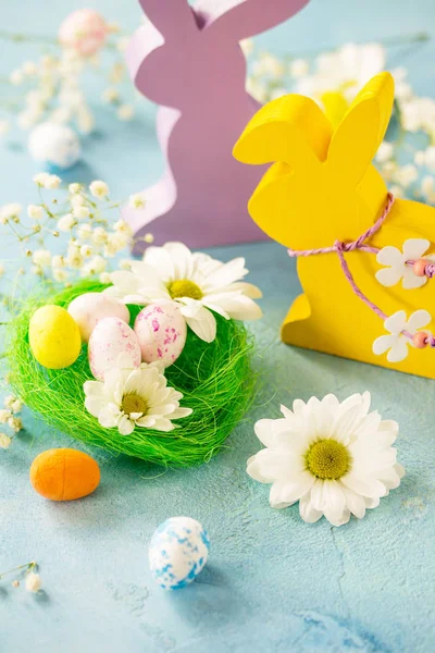 Mutlu paskalya kartı tebrik Paskalya arka plan. Paskalya yumurtaları, Paskalya yumurta şirin tavşanı ve çiçekler