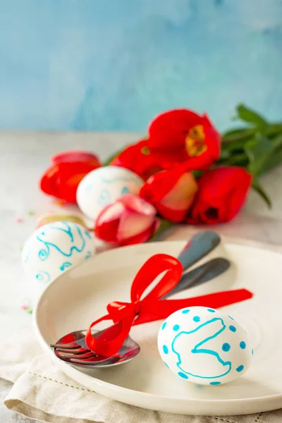 Húsvéti Beállítása Tulipán Virágok Húsvéti Tojás Evőeszközök Ünnepek Háttér Másolja — Stock Fotó