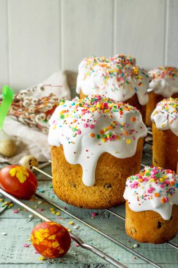 Bahar. Festival kompozisyon rustik tarzda. Paskalya kek ve ahşap masa üzerinde boyalı yumurta. Kopya alanı