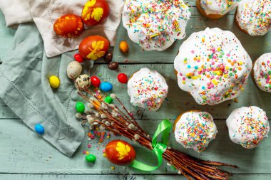 Paskalya kek ve ahşap masa üzerinde boyalı yumurta. Rustik tarzı, bahar şenlikli kompozisyon. Düz yatıyordu, en iyi görünümü arka plan. 