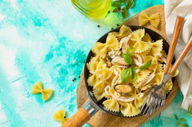 Makarna Farfalle taş masada deniz ürünleri ile. Vejetaryen Deniz ürünleri makarna. Diyet menüsü. Üst görüntülemek düz yatıyordu arka plan. Kopya alanı.