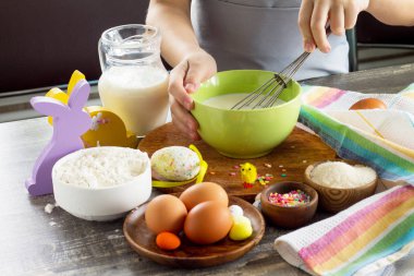 Bir Paskalya mutfak masasında pişirme ve pişirme hamur Şef çocuk. Çocuklar için gıda arka plan