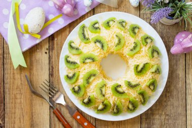 Festival Aperatif Paskalya masada. Et, yumurta, peynir ve kivi ile salata ile. Üst görüntülemek düz yatıyordu arka plan. Kopya alanı.