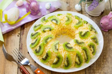 Festival Aperatif Paskalya masada. Et, yumurta, peynir ve kivi ile salata. 