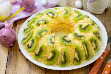 Festival Aperatif Paskalya masada. Et, yumurta, peynir ve kivi ile salata. 