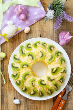 Festival Aperatif Paskalya masada. Et, yumurta, peynir ve kivi ile salata ile. Üst görüntülemek düz yatıyordu arka plan. Kopya alanı.