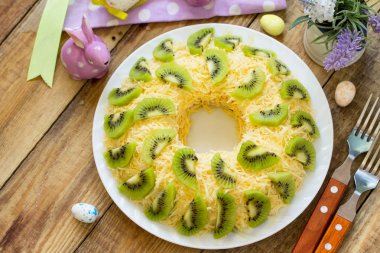 Festival Aperatif Paskalya masada. Et, yumurta, peynir ve kivi ile salata ile. Kopya alanı.