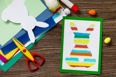 Paskalya kartpostal Paskalya tavşanı ahşap bir masa üzerinde. El yapımı. Proje çocukların yaratıcılık, el sanatları, el sanatları çocuklar için