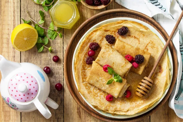 팬케이크 식사입니다 팬케이크 신선한 딸기와 시골풍 테이블에 크레페의 — 스톡 사진
