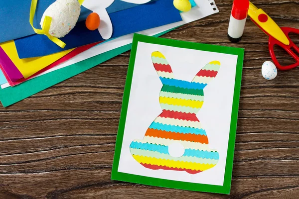 Pocztówka Zajączek Wielkanocny Drewnianym Stole Ręcznie Robione Projekt Dla Dzieci — Zdjęcie stockowe