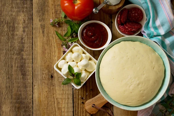 Pizza koken. Voedingsmiddelen en nieuwe voedselingrediënten en kruiden voor het koken van traditie — Stockfoto