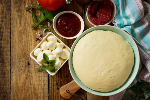 Pizza koken. Voedingsmiddelen en nieuwe voedselingrediënten en kruiden voor het koken van traditie — Stockfoto