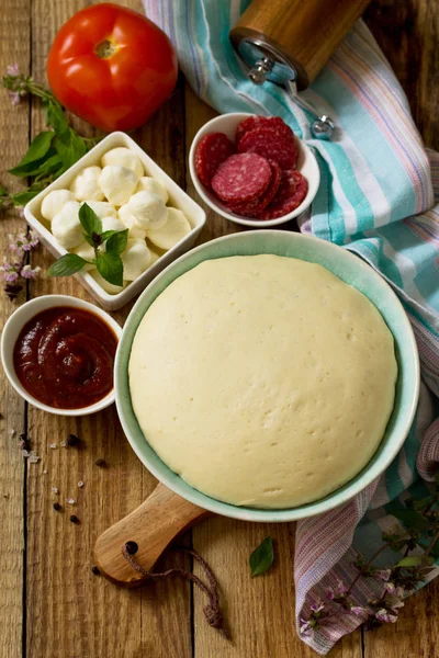 Pizza de gătit. Ingrediente alimentare și condimente pentru gătit Tradiție — Fotografie, imagine de stoc