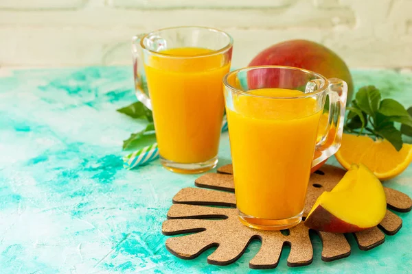 Refreshing summer mango and citrus freshly squeezed juice. Conce — Stock Photo, Image