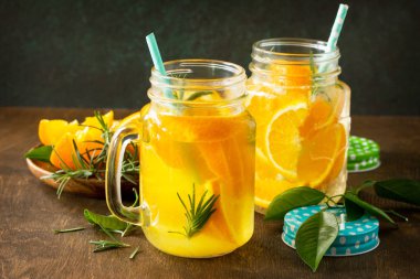 Soğuk Yaz içeceği olarak ayarlayın. Canlandırıcı yaz berry limonata, limon m