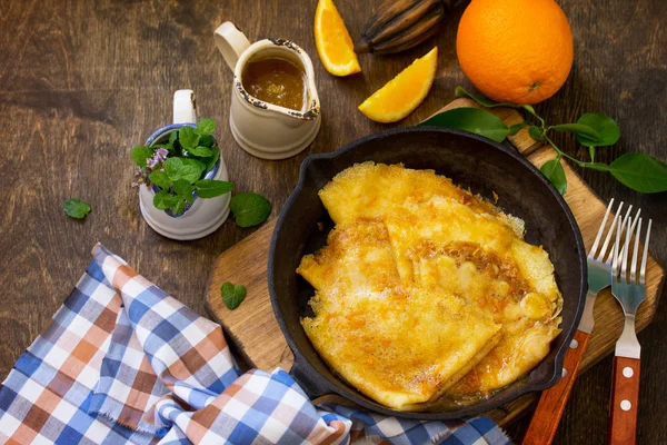 Hausgemachte französische Pfannkuchen - Crepe Suzette mit Orangensirup für eine — Stockfoto