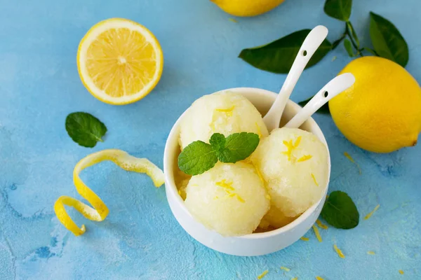 Gelato di sorbetto al limone alla frutta fresca fatto in casa in una ciotola bianca . — Foto Stock