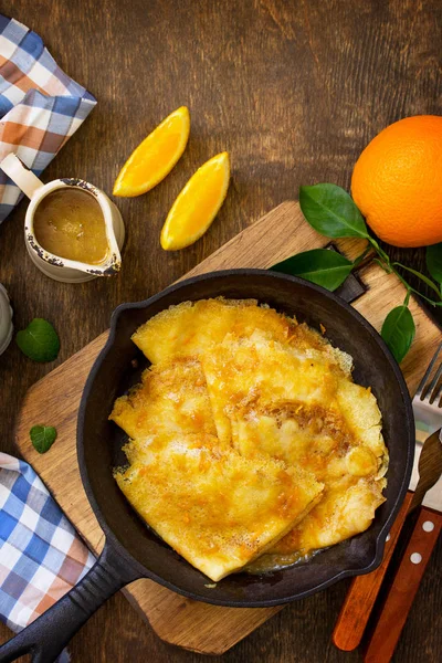 Hausgemachte französische Pfannkuchen - Crepe Suzette mit Orangensirup für eine — Stockfoto