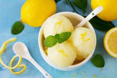 Ev yapımı taze meyve limon sorbe dondurma beyaz bir kase. 