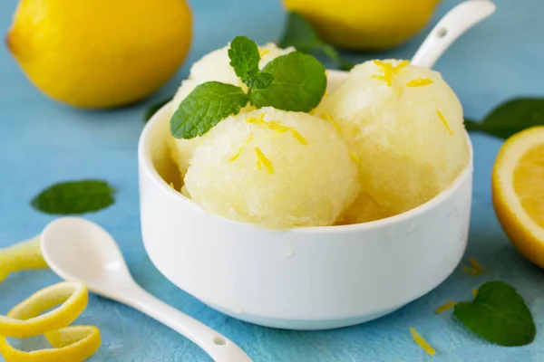 Ev yapımı taze meyve limon sorbe dondurma beyaz bir kase. 