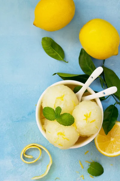 Gelato di sorbetto al limone alla frutta fresca fatto in casa in una ciotola bianca. Inizio pagina — Foto Stock