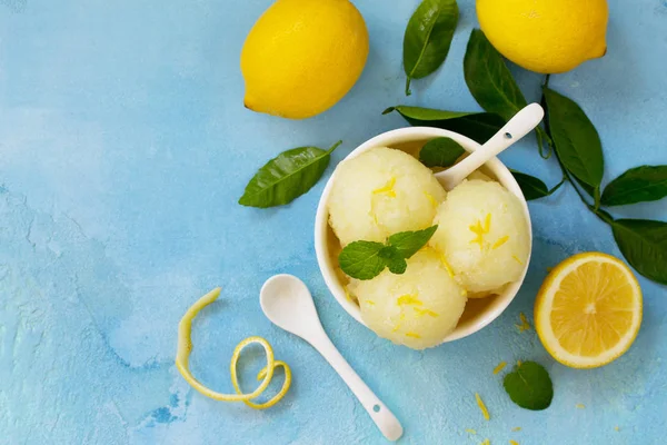 Gelato di sorbetto al limone alla frutta fresca fatto in casa in una ciotola bianca. Inizio pagina — Foto Stock