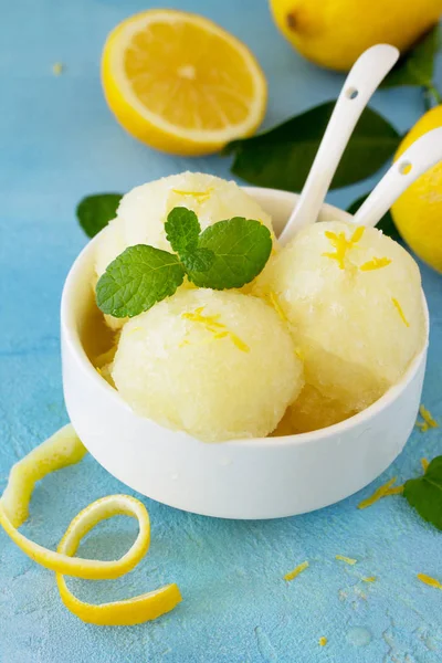 Gelato di sorbetto al limone alla frutta fresca fatto in casa in una ciotola bianca . — Foto Stock