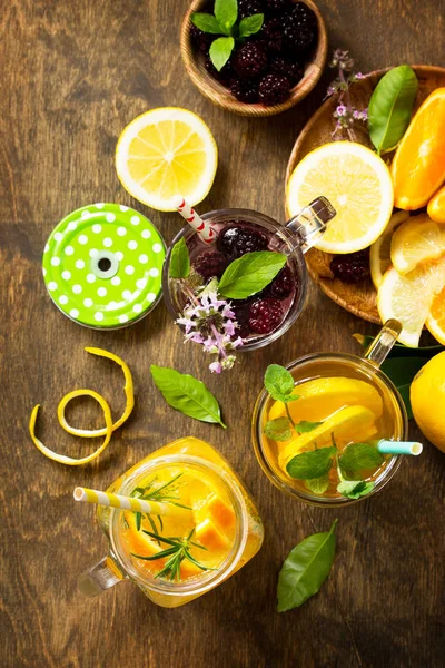 Nyári ital beállítása. Frissítő nyári berry limonádé, citrom menta T — Stock Fotó