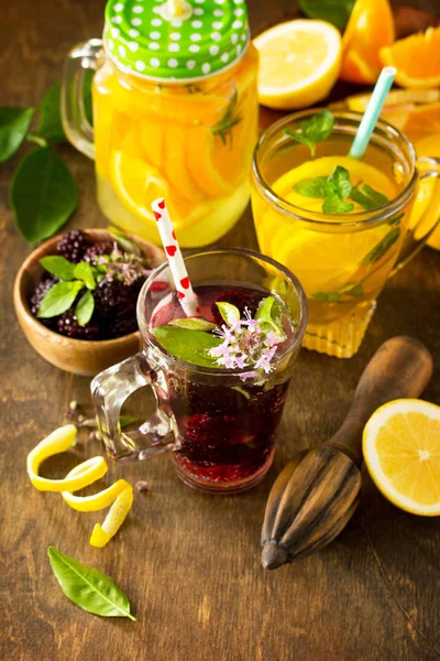 Освежающий летний ягодный лимонад, мятный чай и апельсиновый лимон — стоковое фото