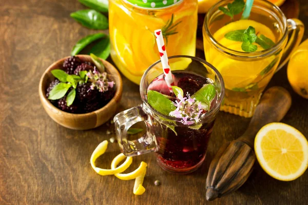 さわやかな夏のベリー レモネード、レモン ミント紅茶とオレンジ Lemo — ストック写真