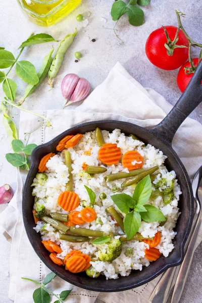 Gezonde voeding: rijst met groenten. Dieet veganistisch menu. Bovenaanzicht fl — Stockfoto