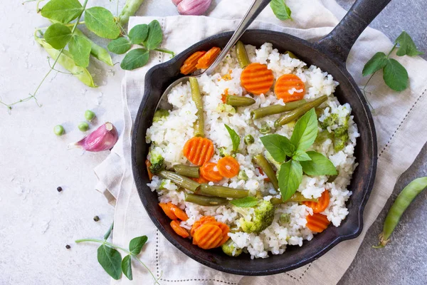 Gezonde voeding: rijst met groenten. Dieet veganistisch menu. Bovenaanzicht fl — Stockfoto