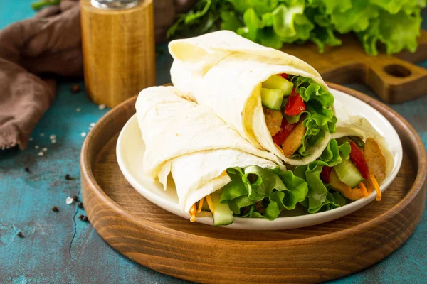 Healthy lunch snack. Tortilla wraps with grilled chicken and  fr — Stock Photo, Image