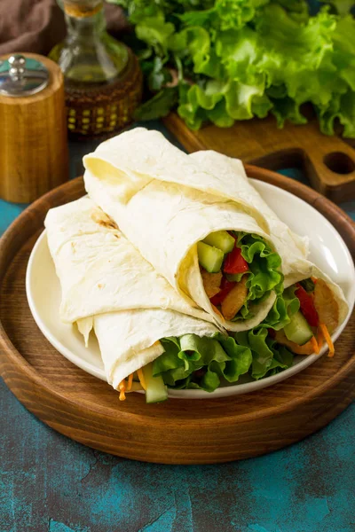 Almuerzo saludable. Tortilla envuelve con pollo a la parrilla y fr —  Fotos de Stock