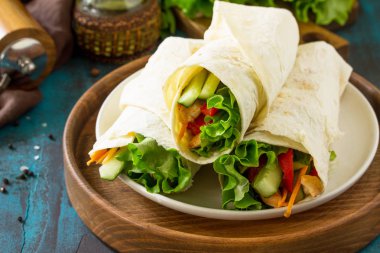 Sağlıklı yemek yemek. Izgara tavuk ve fr ile tortilla saran