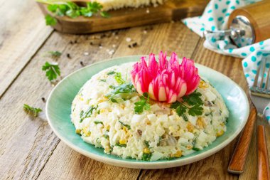 Festival aperatif Paskalya masada. Pirinç, soğan, yumurta, Mısır salata