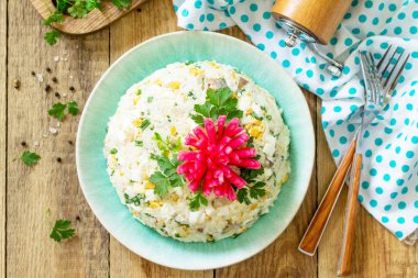 Festival aperatif Paskalya masada. Pirinç, soğan, yumurta, Mısır salata