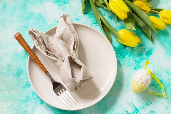 Contesto vacanze. Apparecchiatura della tavola di Pasqua con fiori di tulipani . — Foto Stock