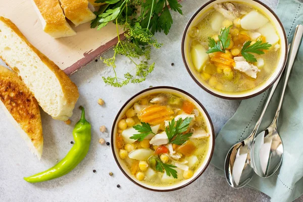 만든 뜨거운 수프와 야채, 닭고기, 완두콩 Chickpeas. E — 스톡 사진