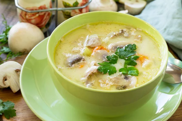 Cream soup with cream, chicken and mushrooms on a rustic-style k — Stock Photo, Image